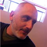 Laureato in lettere impartisce lezioni in materie umanistiche